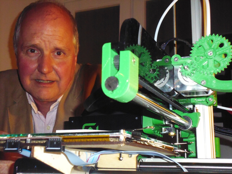 Der Erfinder Adrian Bowyer und seine Maschine