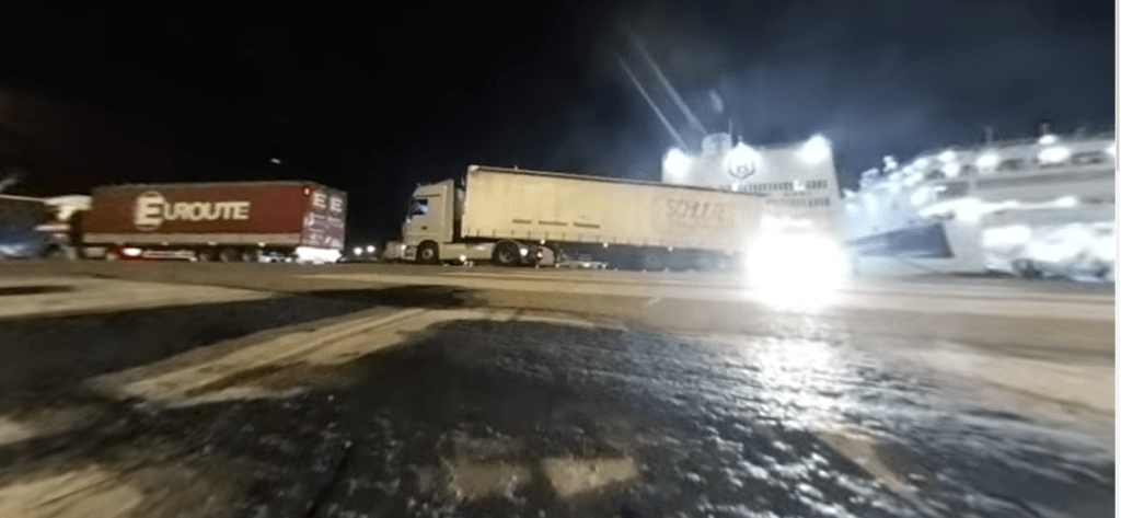 ♫♪♫ Reisen & Freunde: Unloading the Bari-Durrës-Ferries